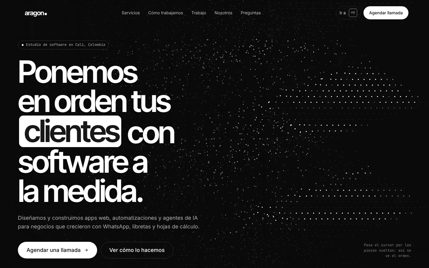 Inicio de Aragon: el titular «Ponemos en orden tus clientes con software a la medida» junto a un campo de partículas que forman una retícula